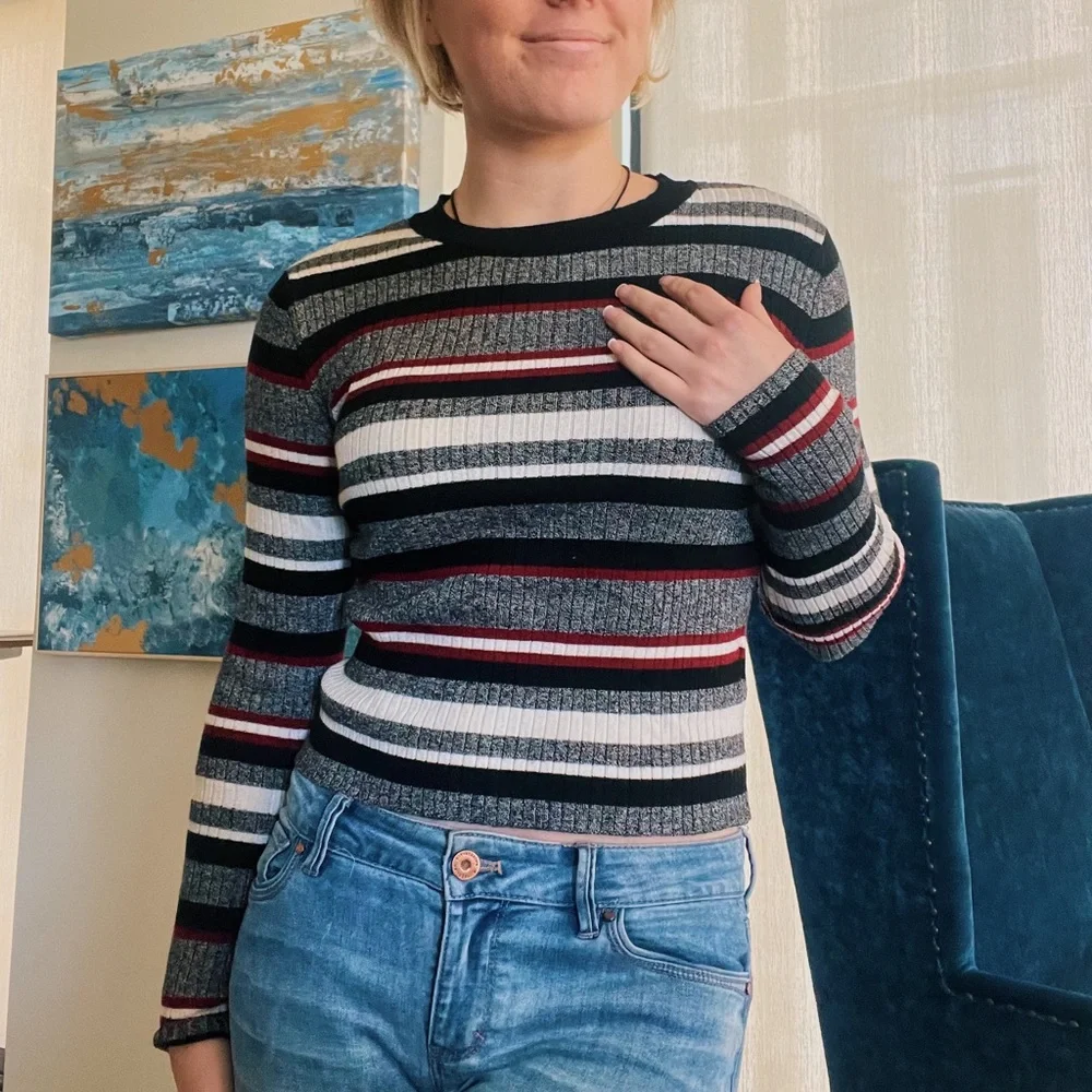 Striped Divided Sweater - Picture 2 of 4